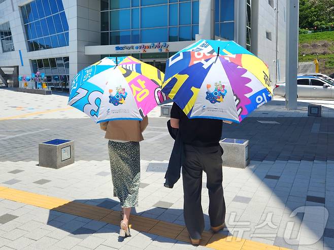 과학관에서 이용객이 '양심 우산'을 쓰고 있다(국립부산과학관 제공)