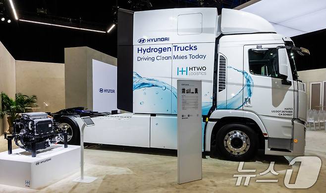 현대자동차는 오는 23일까지 미국 라스베이거스에서 열리는 청정 운송수단 박람회 'ACT 엑스포 2024'의 미디어 콘퍼런스에서 수소 물류운송 밸류체인 사업을 소개했다고 22일 밝혔다. 사진은 현대차가 ACT 엑스포 2024에서 전시한 엑시언트 수소전기트럭. (현대차 제공) 2024.5.22/뉴스1