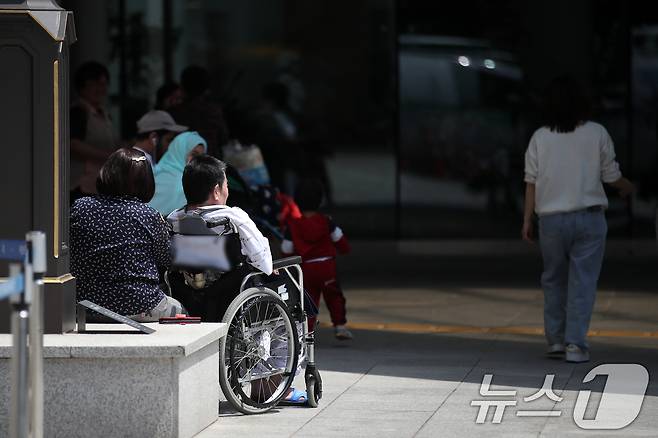 의대 증원을 놓고 정부와 의료계의 입장이 평행선을 달리고 있는 22일 서울 시내의 한 대학병원에서 환자가 휠체어를 타고 휴식을 취하고 있다.  2024.5.22/뉴스1 ⓒ News1 이승배 기자