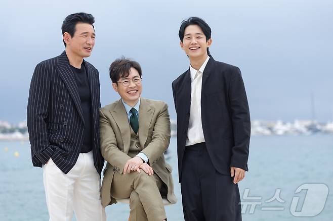 제77회 칸 국제영화제(Cannes Film Festival 2024) 미드나잇 스크리닝 부문 공식 초청을 받은 영화 ‘베테랑2’의 감독 류승완과 주연배우 황정민, 정해인이 20일(현지시간) 영화제가 열리고 있는 프랑스 남부 소도시 칸 '팔레 데 페스티벌(Palais dès Festivals)' 한국 영화진흥위원회 부스가 마련된 크루아제트 해변에서 인터뷰 촬영을 하고 있다. 2024.5.21/뉴스1 ⓒ News1 이준성 기자