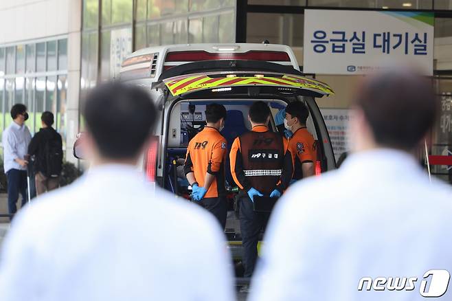 18일 서울의 한 대학병원에서 응급대원들이 환자를 이송하고 있다.  2024.4.18/뉴스1 ⓒ News1 신웅수 기자