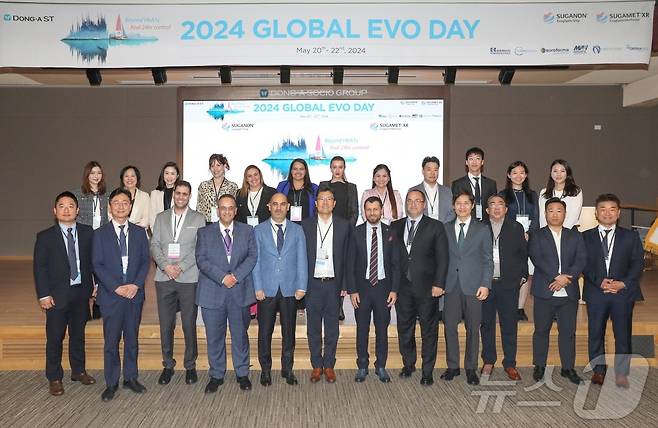 동아에스티 '2024 GLOBAL EVO DAY'에 참석한 박재홍 동아에스티 사장(첫번째줄 왼쪽에서 6번째)과 동아에스티 관계자, 브라질 및 라틴아메리카 파트너사 '유로파마', 태국 파트너사 '코스마메디칼', 필리핀 파트너사 '메트로파마필즈', 튀르키예 파트너사 '버코파마', 요르단 파트너사 '나이로크파마' 관계자들이 기념 사진을 촬영하고 있다.(동아에스티 제공)/뉴스1 ⓒ News1