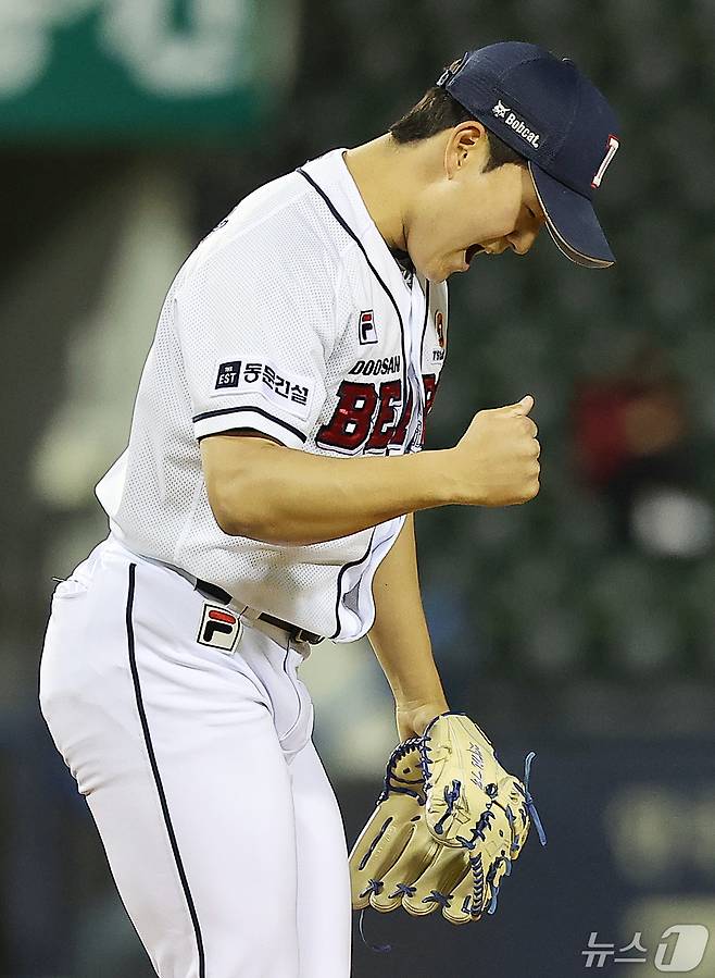 10일 오후 서울 송파구 잠실야구장에서 열린 프로야구 '2024 신한 SOL 뱅크 KBO리그' kt 위즈와 두산 베어스의 경기, 두산 김택연이 7회초 무사 2,3루 위기에서 세 타자 연속 삼진을 잡아내며 이닝을 실점 없이 마친 뒤 주먹을 불끈 쥐며 더그아웃으로 향하고 있다. 2024.5.10/뉴스1 ⓒ News1 김진환 기자