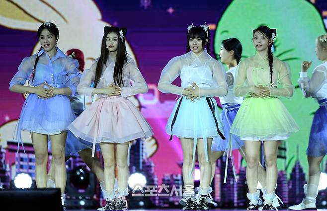 뉴진스가 21일 서울 경복궁에서 열린 ‘코리아 온 스테이지’에서 공연을 하고 있다. 사진 | 최승섭기자 thunder@sportsseoul.com