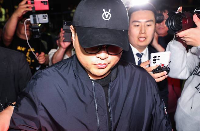 ‘음주 뺑소니’ 혐의를 받는 트로트 가수 김호중이 21일 오후 서울 강남경찰서에서 조사를 마친 뒤 차량으로 이동하고 있다. 사진 | 연합뉴스