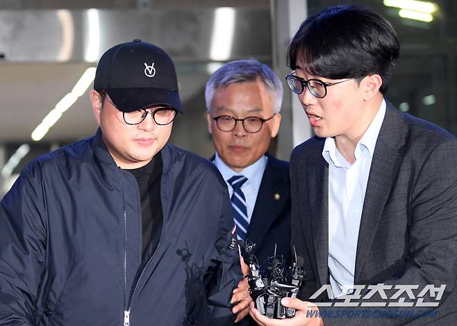 음주 뺑소니 혐의를 받는 가수 김호중이 21일 서울 강남경찰서에서 조사를 마친 후 귀가하고 있다. 강남=박재만 기자 pjm@sportschosun.com/2024.05.21/