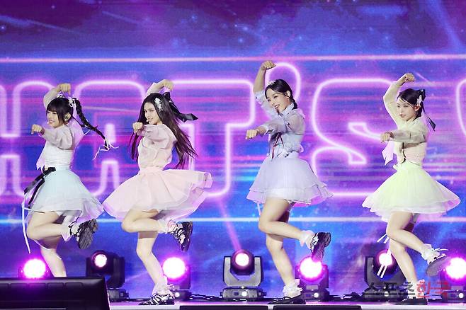 '코리아 온 스테이지' 무대에 오른 그룹 뉴진스. ⓒ이혜영 기자 lhy@hankooki.com