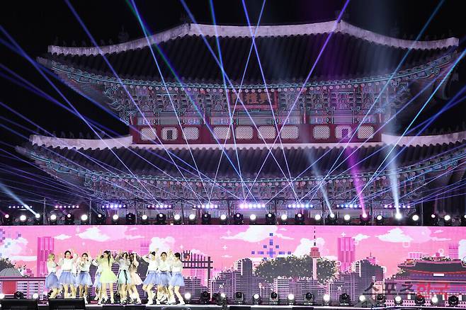 '코리아 온 스테이지' 무대에 오른 그룹 뉴진스. ⓒ이혜영 기자 lhy@hankooki.com