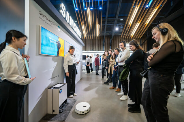 프랑스 파리 '비스포크 AI 미디어데이' 행사 현장에서 '비스포크 AI 스팀'을 시연하고 있다.(사진=삼성전자)