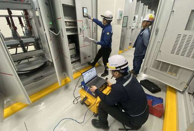 부산도시공사가 준공을 앞두고 있는 부산콘서트홀 전기시설물 안전점검을 하고 있다.