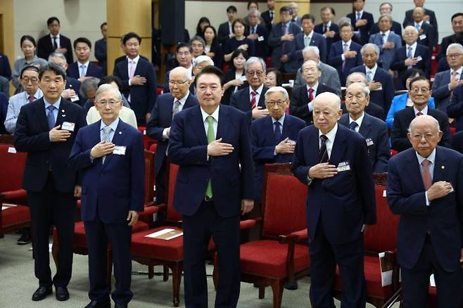 윤석열 대통령이 22일 서울 서초구 대한민국학술원에서 열린 개원 70주년 기념식에서 국기에 경례하고 있다. [이미지출처=연합뉴스]