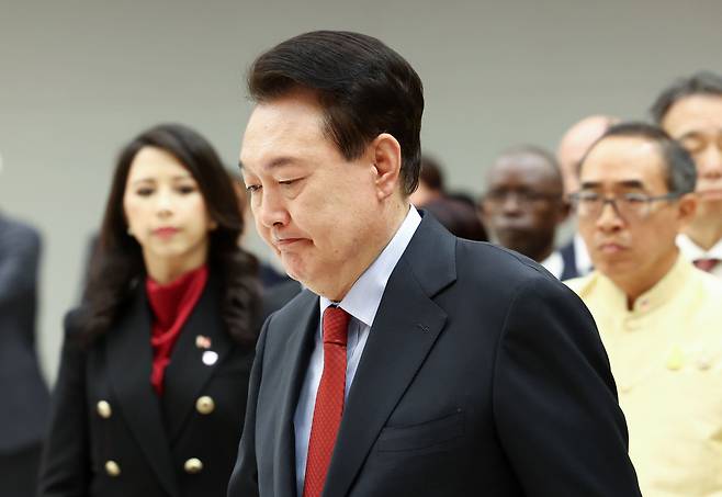 윤석열 대통령이 21일 서울 용산 대통령실 청사에서 열린 주한대사 신임장 제정식에 입장하고 있다./연합뉴스