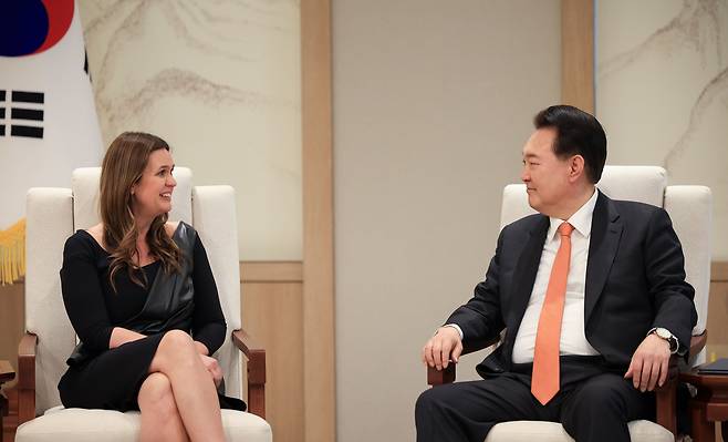 윤석열 대통령(오른쪽)이 지난 3월 서울 용산 대통령실에서 방한한 사라 허커비 샌더스 미국 아칸소 주지사를 접견하고 있다. /대통령실