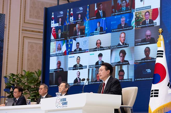 화상회의 화면에 유엔(UN)과 유럽연합(EU), 경제협력개발기구(OECD) 등 국제기구 수장 뿐 아니라 삼성, 네이버, 마이크로소프트 등 기업 수장의 모습이 보인다./대통령실 제공