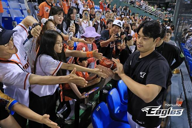 ‘대전 왕자’ 문동주가 21일 LG전에서 승리 투수가 된 후 팬들과 하이파이브를 하고 있다. 한화 제공