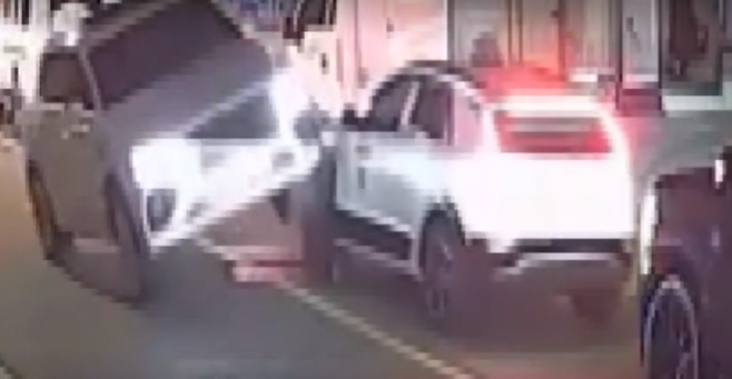 9일 오후 11시 40분경 서울 강남구 압구정동의 한 도로에서 트로트 가수 김호중 씨가 몰던 스포츠유틸리티차량(SUV·왼쪽)이 택시와 부딪치고 있다. 채널A 화면 캡처