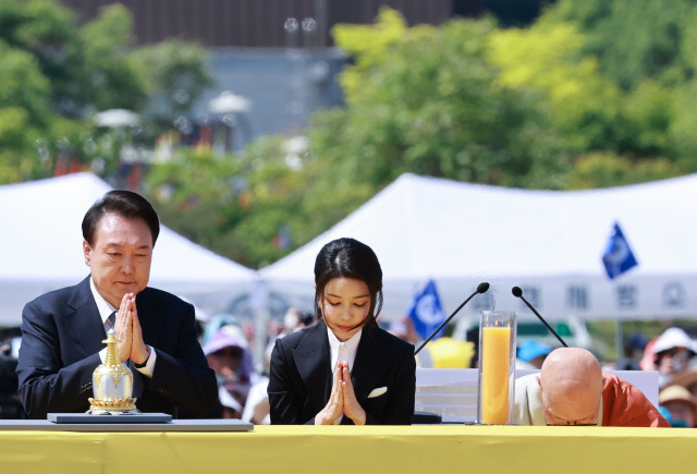 윤석열 대통령과 김건희 여사가 지난 19일 경기도 양주시 회암사지에서 열린 '회암사 사리 이운 기념 문화축제 및 삼대화상 다례재'에서 헌등 뒤 합장하고 있다. 연합뉴스