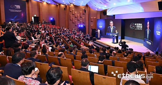 AI글로벌 포럼이 22일 서울 성북구 한국과학기술연구원에서 열렸다. 조태열 외교부 장관이 개회사를 하고 있다. 이동근기자 foto@etnews.com