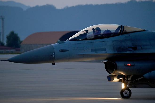공군은 지난 17일부터 청주기지에서 공중전투사령부 주관으로 '2024년 전반기 소링 이글(Soaring Eagle)' 훈련을 하고 있다고 22일 밝혔다. 야간 출격을 위해 지상에서 이동 중인 F-16 조종사가 임무 완수의 결의를 다지고 있다. 사진=공군 제공