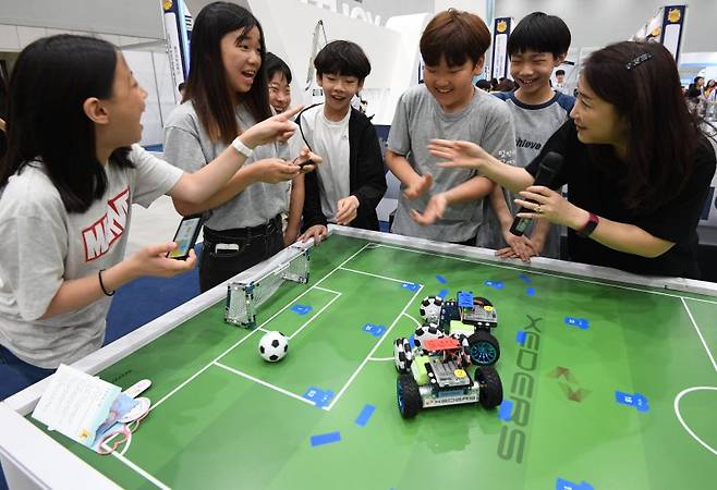 경기 수원시 영통구 수원컨벤션센터에서 열린 '2019년 대한민국 청소년 박람회'에서 청소년들이 로봇축구를 하며 즐거워 하고 있다. <뉴시스>
