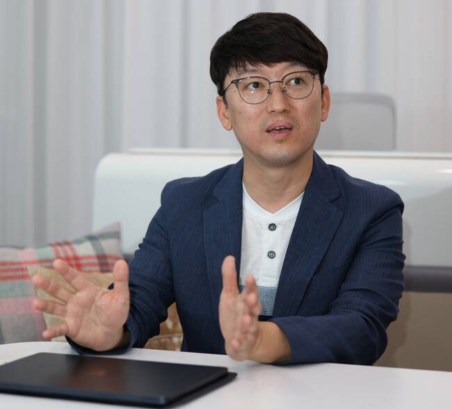 천준범 와이즈포레스트 대표가 20일 서울 강남구 사무실에서 한겨레와 인터뷰하고 있다.강창광 선임기자 chang@hani.co.kr