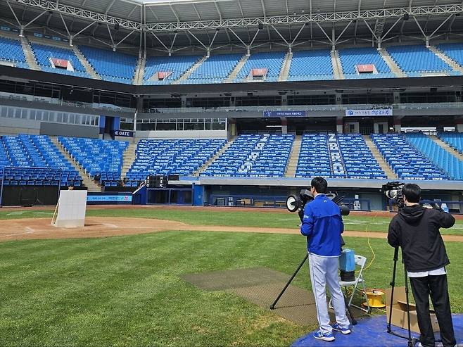 한국야구위원회가 자동 투구 판정 시스템(ABS)을 도입하기 위해 야구장에서 시스템 정확도를 측정하고 있다.  한국야구위원회 제공