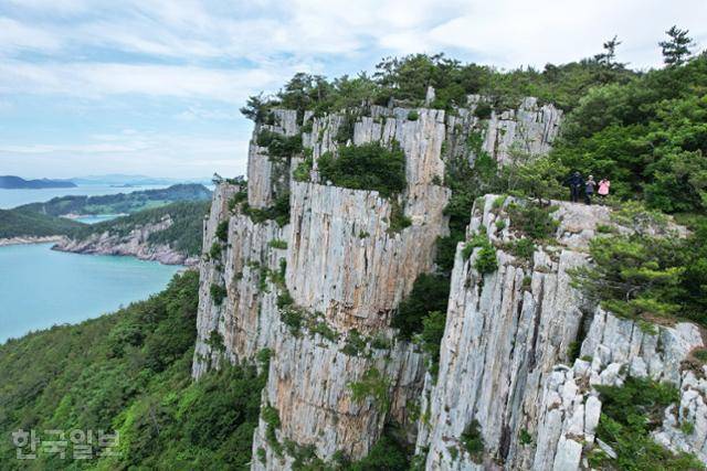 고흥 지죽도 금강죽봉은 최고 100m에 이르는 다섯 개의 주상절리 봉우리로 이루어져 있다. 명승으로 지정됐지만 안전시설이 없어 출입금지 구역이다. 다도해국립공원에 협조를 구하고 직원이 동행해 촬영했다.