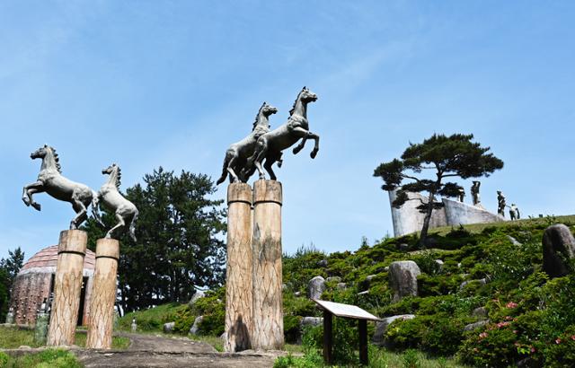 오마간척한센인추모공원에 다섯 마리 말 조형물이 세워져 있다.