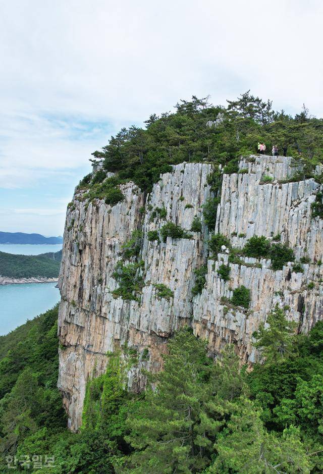 최고 높이 100m에 이르는 지죽도 금강죽봉. 추락 사고 위험이 커 출입을 금지하고 있다. 다도해국립공원의 협조로 촬영했다.