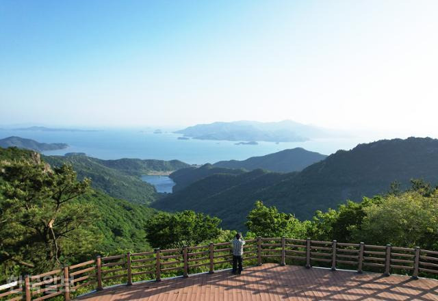 천등산 철쭉공원 전망대에서 거금도를 비롯한 다도해 풍광이 시원하게 조망된다.