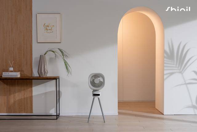 신일전자가 5월 출시한 '에어 서큘레이터 S10 큐브'. 정육면체 형태로 인테리어 제품으로도 활용이 가능하며 음성인식으로 작동할 수 있다. 신일전자 제공