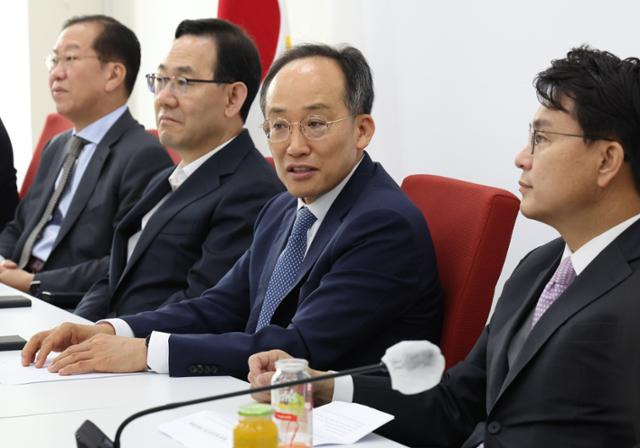 추경호(오른쪽 두 번째) 국민의힘 원내대표가 22일 서울 여의도 국회에서 중진의원 간담회를 주재하고 있다. 뉴스1