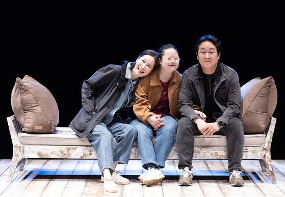 연극 ‘젤리피쉬’에서 모녀로 호흡 맞춘 배우 정수영(왼쪽부터)·백지윤, 민새롬 연출이 13일 모두예술극장 무대에서 연습 중 포즈를 취했다. 권혁재 사진전문기자