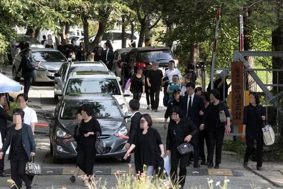 지난 2014년 8월 경기도 안성 금수원에서 열린 유병언 전 세모그룹 회장의 장례식. 세월호 실소유주로 지목된 유 전 회장은 2014년 6월 시신으로 발견됐다. 중앙포토