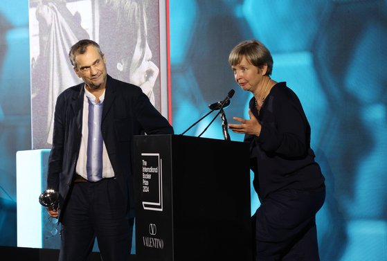 장편 카이로스를 쓴 독일 작가 예니 에르펜베크(오른쪽)가 21일(현지시간) 밤 영국 런던 테이트모던에서 열린 인터내셔널 부커상 시상식에서 번역가 미카엘 호프만과 함께 무대에 올라 수상 소감을 말하고 있다. 연합뉴스