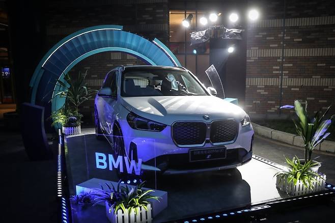 지난달 26일 중국 랴오닝성 선양에서 열린 BMW와 선양 간 전략적 동반자관계 선포식에 전시된 BMW 전기차. BMW는 이날 선양 생산기지에 200억위안(약 3조7600억원)을 추가 투자한다고 발표했다.  /신화통신