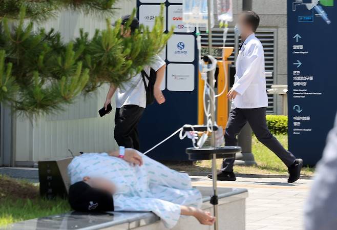 서울의 한 대학병원에서 환자와 의료진이 오가고 있다./사진=뉴스1