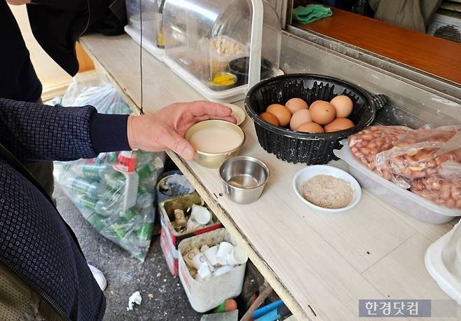 1000원이면 술 한잔과 안주를 즐길 수 있다. /사진=김영리 기자