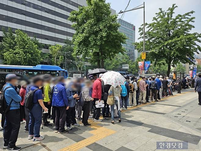 종로3가역에서 나와 탑골공원 방향으로 걷다 보니 무료급식소에서 식사를 해결하기 위해 기다리는 어르신들이 줄지어 서 있었다. /사진=성진우 기자