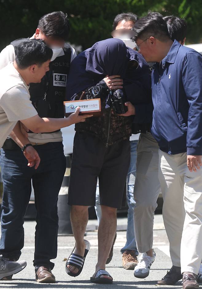 태국 파타야에서 한국인을 살해·유기하고 도주한 혐의를 받은 3인조 중 국내에서 체포된 A씨가 15일 창원지법에 구속 전 피의자 심문을 받기 위해 출석하고 있다. 연합뉴스