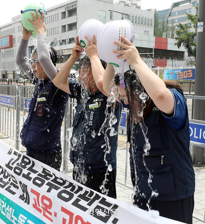 민주노총 건설노조 조합원들이 지난해 8월2일 서울 용산 대통령실 앞에서 기자회견을 열고 폭염 대책을 요구하며 얼음물을 붓는 퍼포먼스를 하고 있다. 권도현 기자