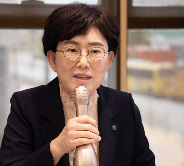 한국가스공사 최연혜 사장이 22일 세종시에서 연 기자간담회에서 가스요금 인상 필요성을 설명하고 있다. 가스공사 제공