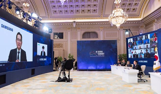 Leaders of major global powers participate in a virtual session of the AI Seoul Summit, co-hosted by President Yoon Suk Yeol and British Prime Minister Rishi Sunak on Tuesday. (Presidential office)
