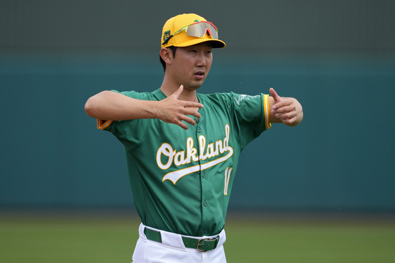 Oakland Athletics' Park Hoy-jun stretches prior to a spring training game against the Los Angeles Angels in Mesa, Arizona on March 23.  [AP/YONHAP]