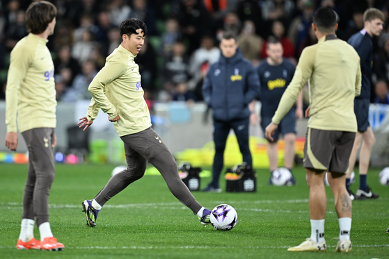 Tottenham Hotspur's Son Heung-min, center, kicks the ball during a training session at AAMI Park in Melbourne, Australia on Tuesday. [EPA/YONHAP]