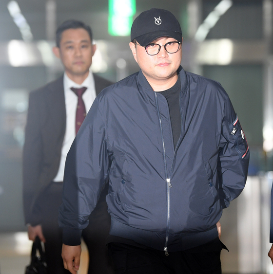 Kim stayed in the station six hours longer afterward, saying that he “can't stand in front of the reporters,″ before eventually leaving the police station at 10:40 p.m., nine hours after his attendance. [YONHAP]