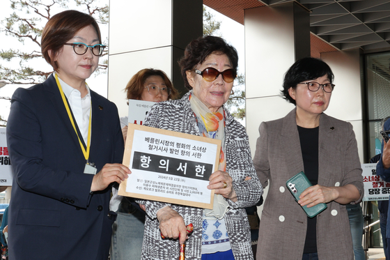 Lee Yong-soo, center, a survivor of wartime sexual slavery, enters the Germany Embassy in Seoul on Wednesday to deliver a letter opposing a planned removal of a symbolic statue of a so-called comfort women victim in Berlin. [YONHAP]