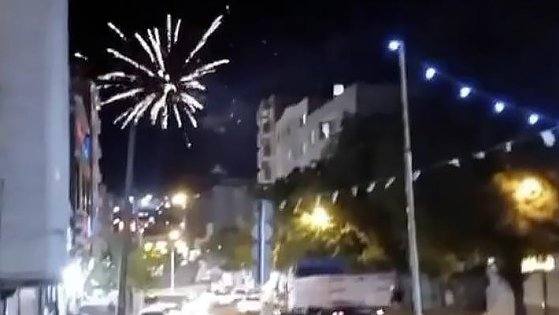 에브라힘 라이시 이란 대통령 사망 소식에 이란 청년들이 자국 일부 도시에서 불꽃놀이를 하며 기뻐하고 있다. 사진=엑스(X) 갈무리