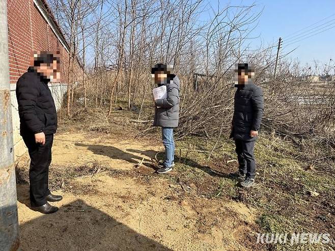 평택시 공무원들이 주한미군 공여구역 주변을 찾아 토양 오염정도를 살펴보고 있다.