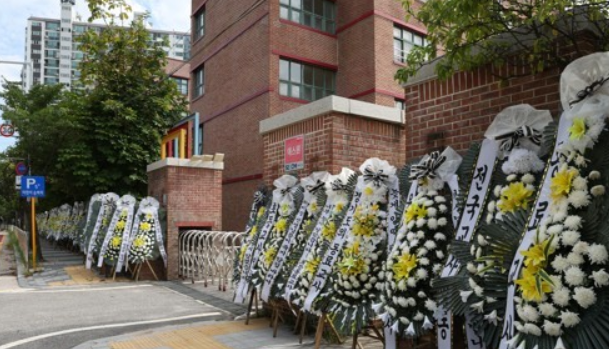 지난해 10월9일 경기도 의정부시의 한 초등학교에서 고인이 된 교사를 추모하는 화환이 줄지어 놓여 있다. 연합뉴스